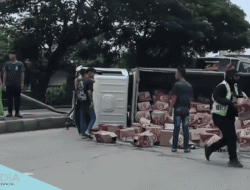 Gara-gara Pecah Ban, Mobil Boks Pengangkut Miras Terguling di Jalur Pantura Indramayu
