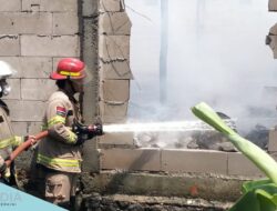 Terhambat Asap Pekat, Tiga Armada dikerahkan Padamkan Kebakaran Rumah Produksi Petasan Indramayu