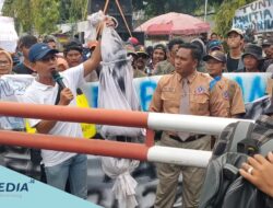 Bawa Replika Pocong, Ratusan Massa di Indramayu Tolak Hasil Verifikasi Bacalwu