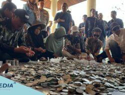 Protes Revitalisasi Tambak, Petambak Indramayu Bawa 3 Karung Uang Receh ke Kantor Bupati Lucky Hakim