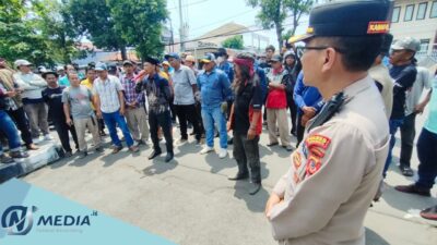 Datangi Kantor Kejari, Ratusan Massa GEMI Desak Kejari Tetapkan Tersangka Kasus Tuper DPRD Indramayu Rp 16,8 Miliar