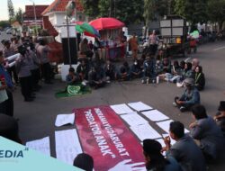 Bawa Spanduk ‘Indramayu Darurat Predator Anak’, Mahasiswa Desak Oknum Guru Ekskul Segera Ditangkap