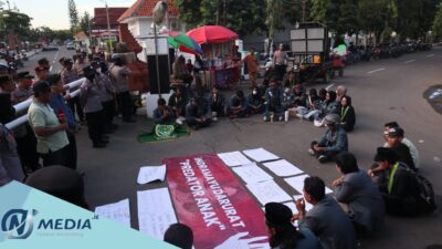 Bawa Spanduk ‘Indramayu Darurat Predator Anak’, Mahasiswa Desak Oknum Guru Ekskul Segera Ditangkap